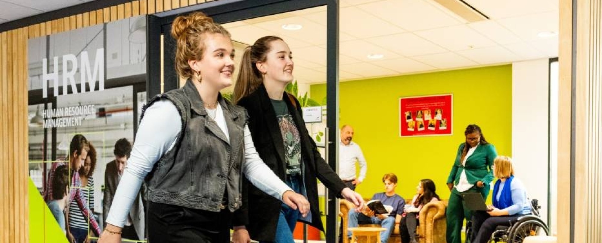 studenten van de opleiding human resource management (hrm) in het HAN gebouw in Nijmegen