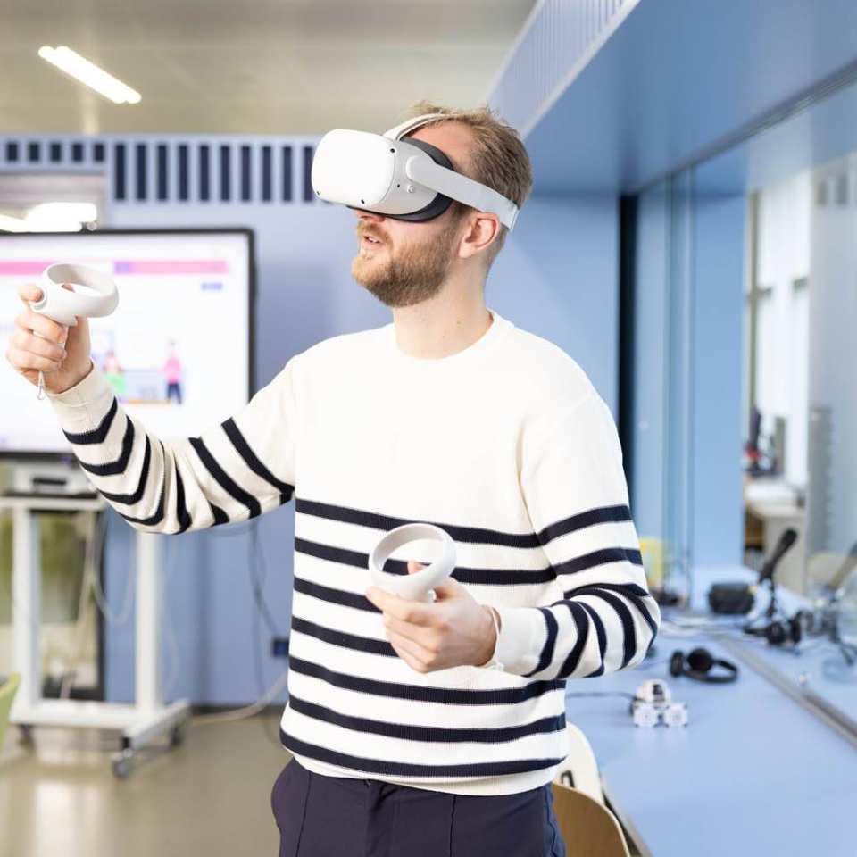 Portret Max de Vocht waarin VR bril wordt gepromoot t.b,v, promotie Employer Branding