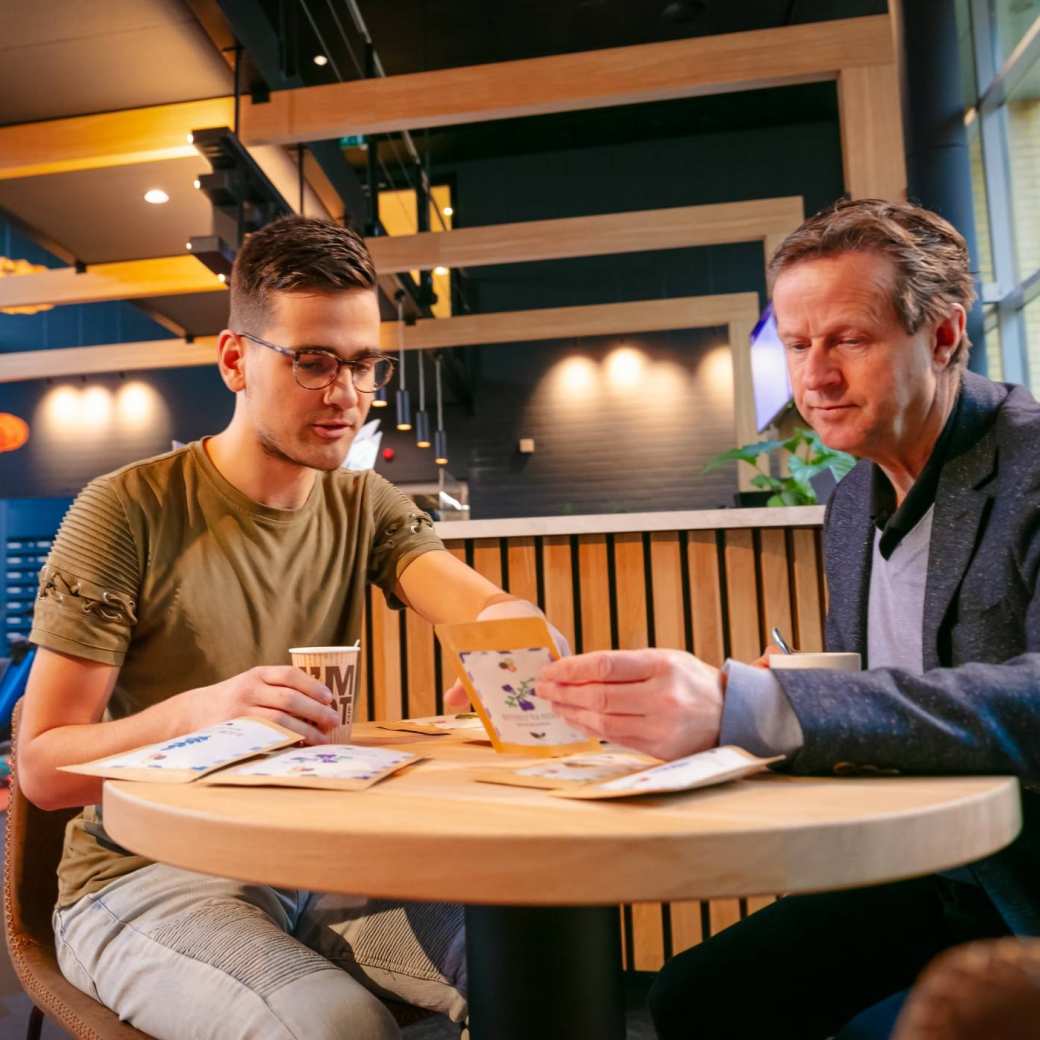 Omscholer in gesprek met medewerker HAN Employment.