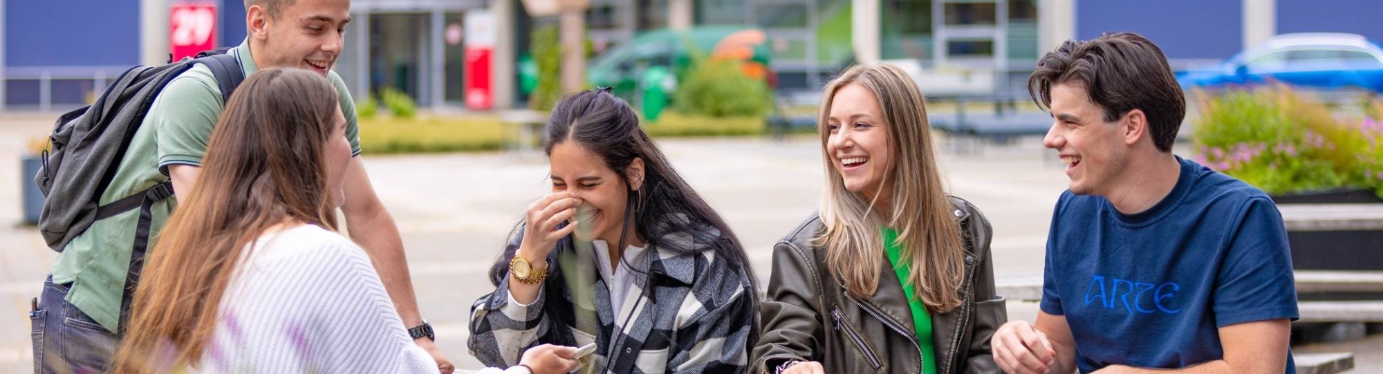vrolijke studenten op campus HAN