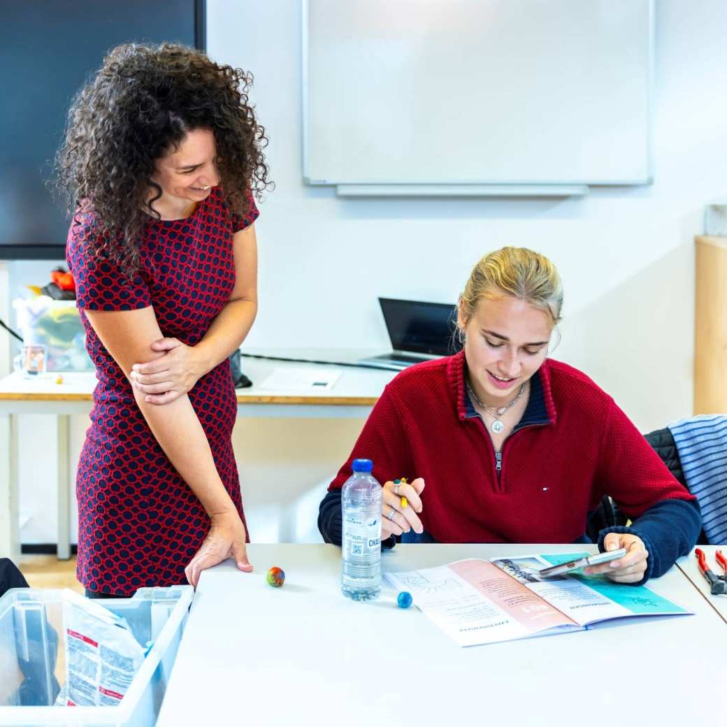 Een docent Social Work legt de verschillen tussen Social Work en International Social Work uit.