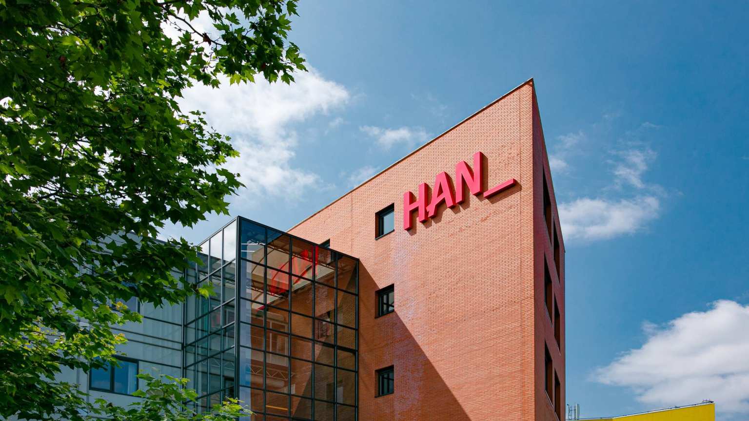 Arnhem, Ruitenberglaan 31, zijaanzicht, logo, signing, branding, han letters, parkeerplaats