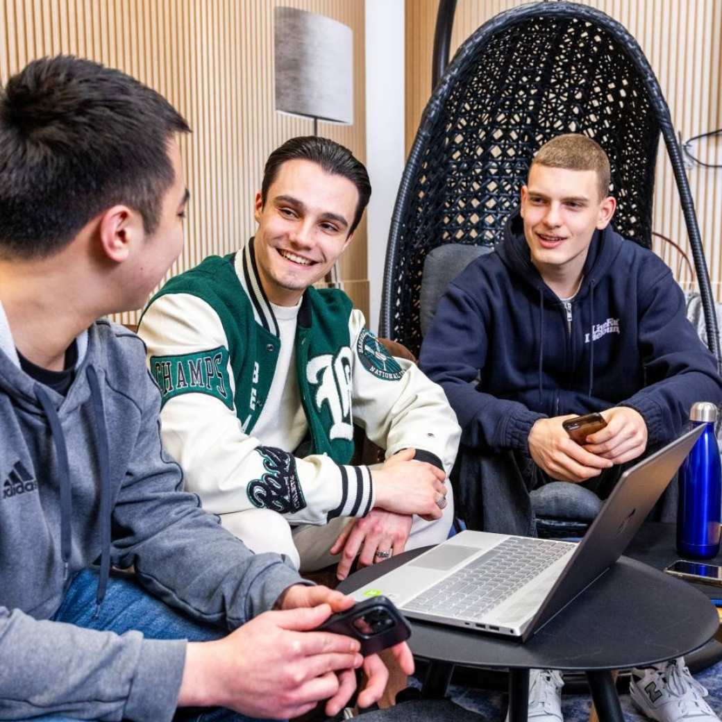Studenten opleiding Ad Logistiek voltijd in gesprek op de HAN