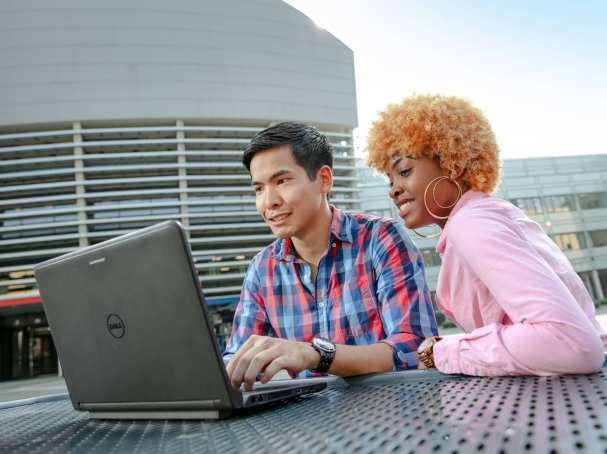 studenten buiten voor R31 met laptop