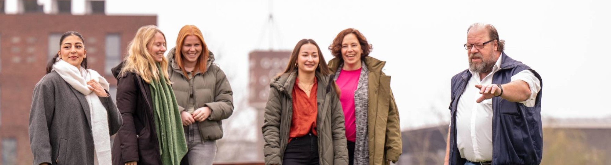Beeld t.b.v. campagne Samen Sociaal met verschillende personen in een stadspark