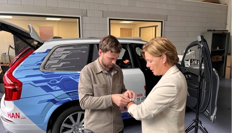 Christine de Vries krijgt skin conductance tijdens HUBRIS onderzoek.