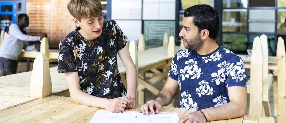 studenten civiele techniek overleggen hoe ze de buitenopdracht gaan aanpakken