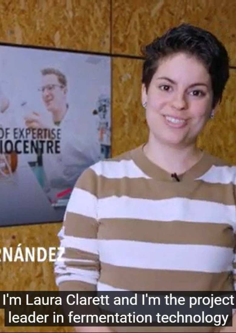 Onderzoeker Laura Claret legt uit hoe een bioreactor werkt