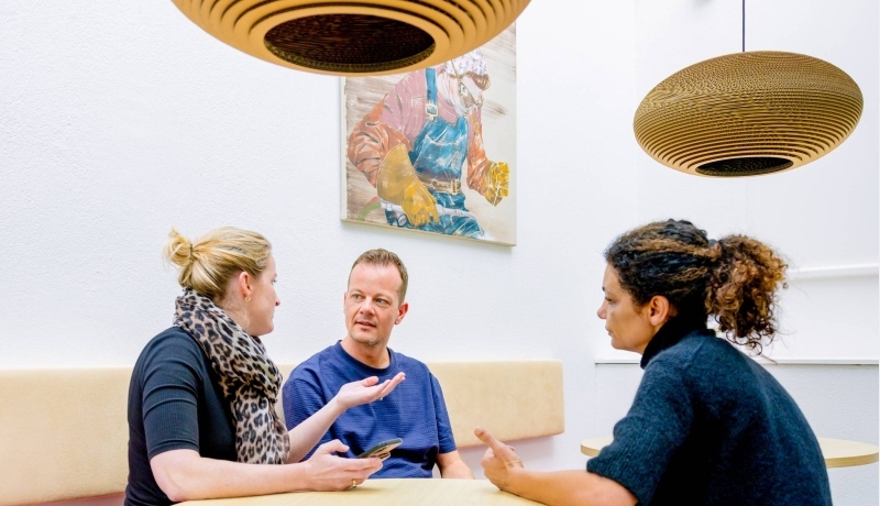 IAG-er in gesprek met 2 cliënten.