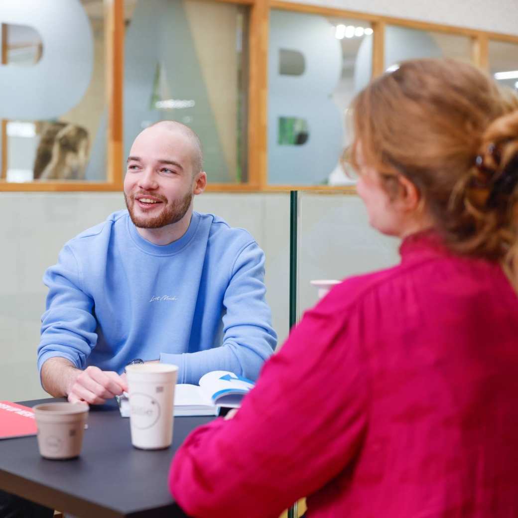 HAN Academie Educatie, Pabo, Pabo-ALO, ALPO, voltijd en deeltijd, student en docenten in overleg met koffie, 2024