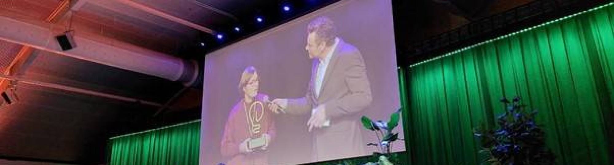 HAN beleidsmedewerker Marijn Post wint SURF Onderwijsaward voor haar inzet voor opene leermaterialen.