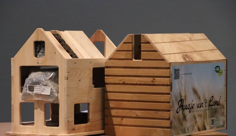 2 houten demo's van  houten huizen
