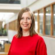 Portretfotot Marloes Kleinjan, rode trui dragend