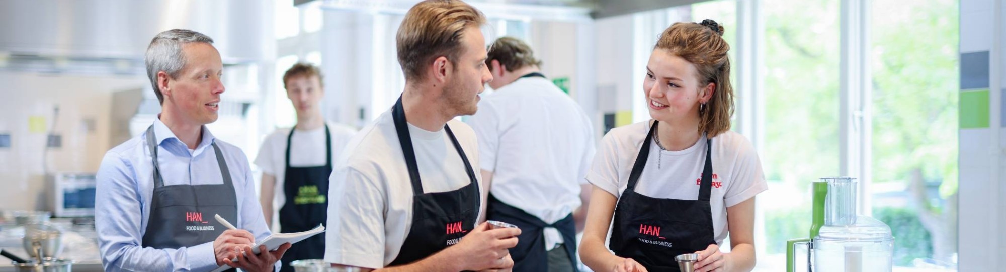een student tijdens de les in de Creative Kitchen