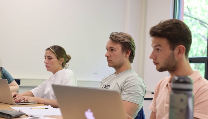 Tijdens de reactievergadering van de HAN Talent Academy: drie studenten aandachtig luisterend. Zittend aan tafels in de klas. Toegevoegd door Janet Steenhuis