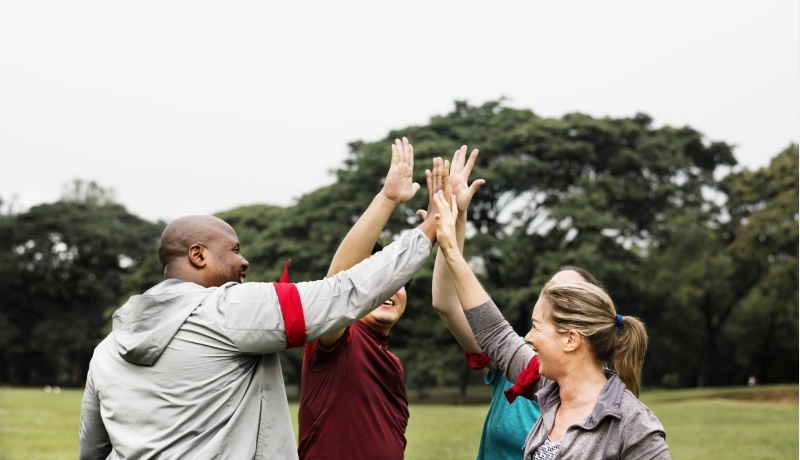 Mensen maken high five, samen pijn de baas, health