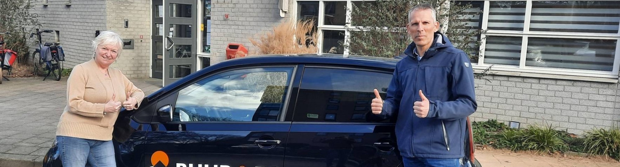 Buurtcongiërge bij de buurtauto voor het project Buur & Zo