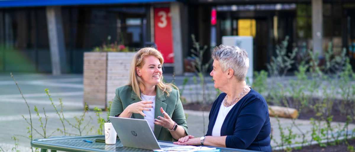 Deelnemers en docenten van de post-hbo opleiding Bedrijfskunde, in gesprek met elkaar op het plein voor Ruitenberglaan 31