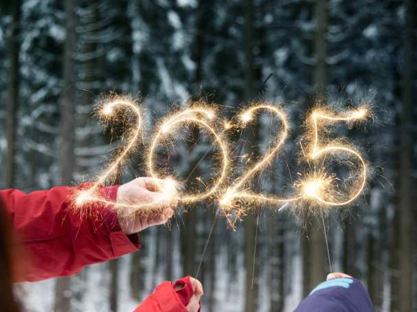 sterretjes (vuurwerk) die de cijfers 2025 schrijven