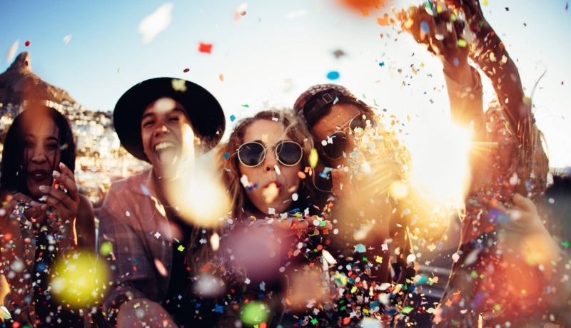 feestende studenten met confetti