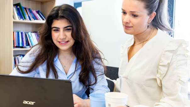 Studenten hbo Toegepaste Psychologie aan het werk achter de laptop