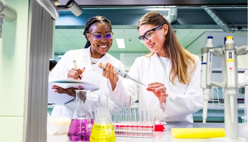 studenten met een pipet in het lablokaal