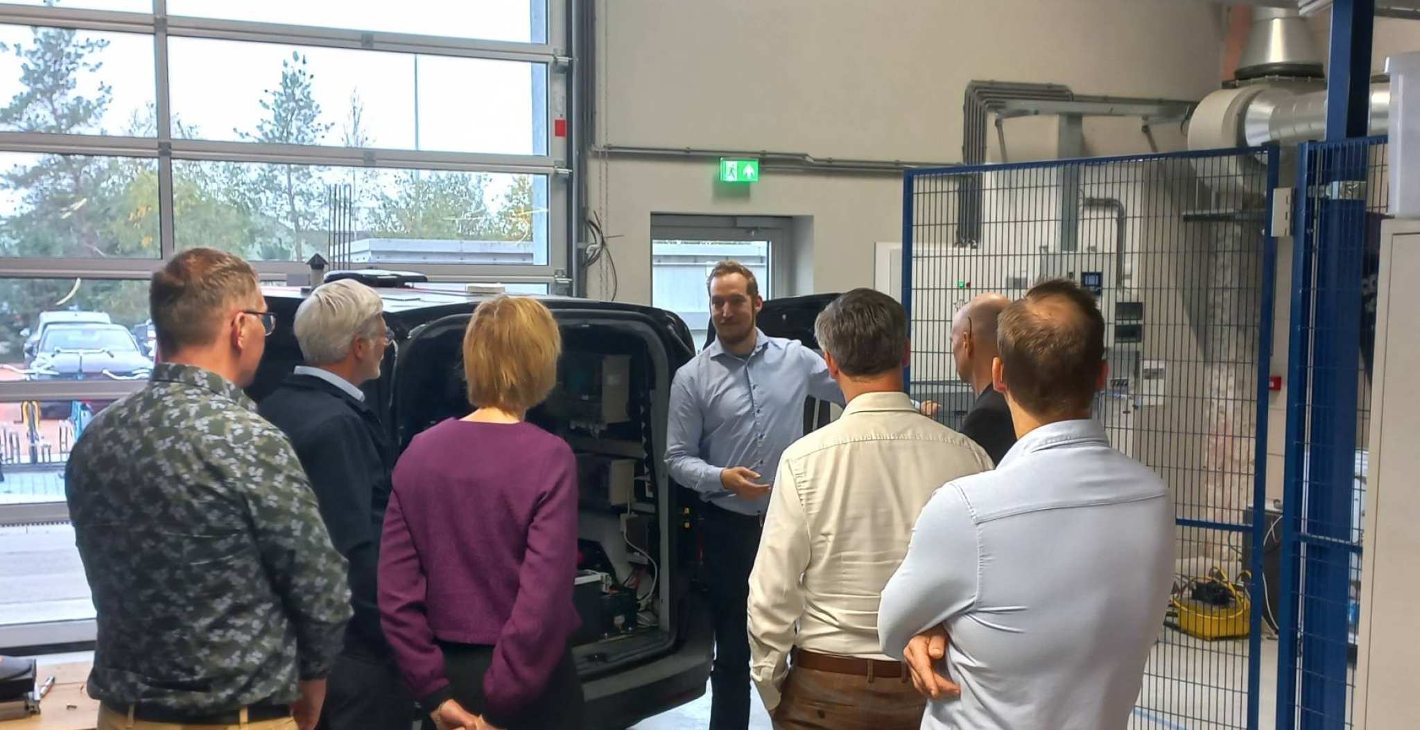 Ruben Bruins geeft uitleg aan Peerreview over waterstoflab