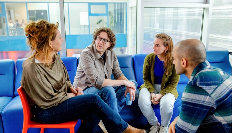 Student circulaire economie geeft uitleg aan medestudenten.