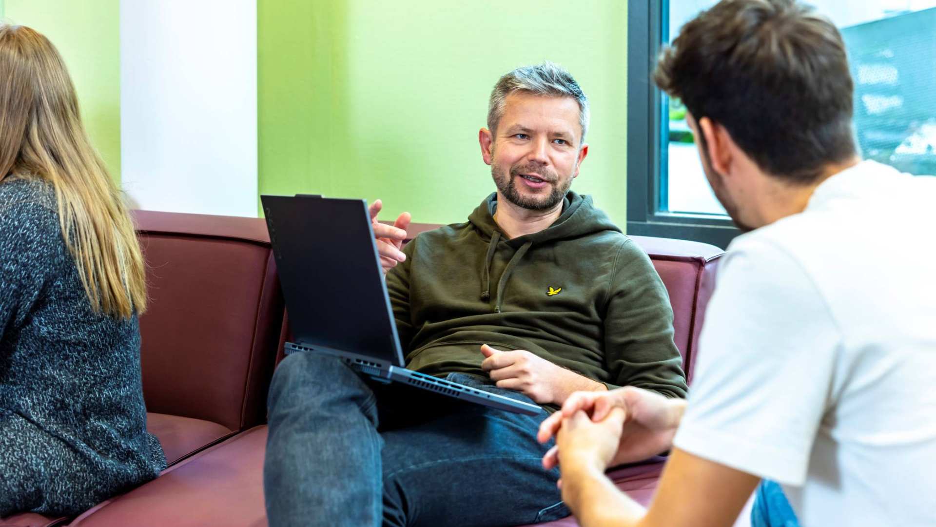 Master Applied Data Science studenten overleggen informeel met elkaar 