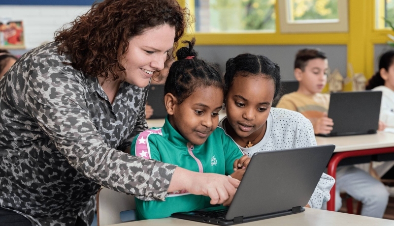 Docent Associate Degree Pedagogisch Educatief Professional met leerlingen aan tafel