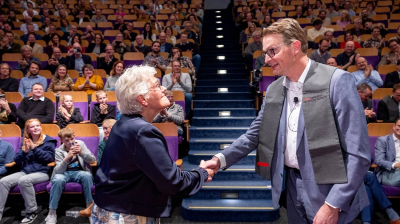 Yvonne de Haan feliciteert Erwin Folmer