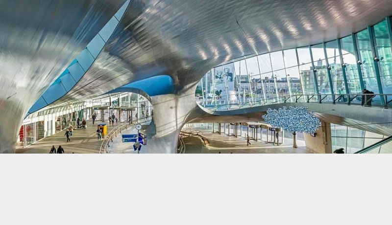 Stationsfoto als beeldmerk van alumnivereniging Aedificat
