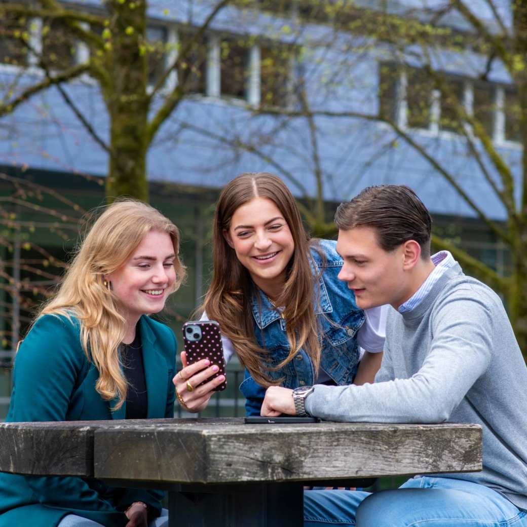 Studenten hbo Facility Management buiten op de HAN Campus in Nijmegen