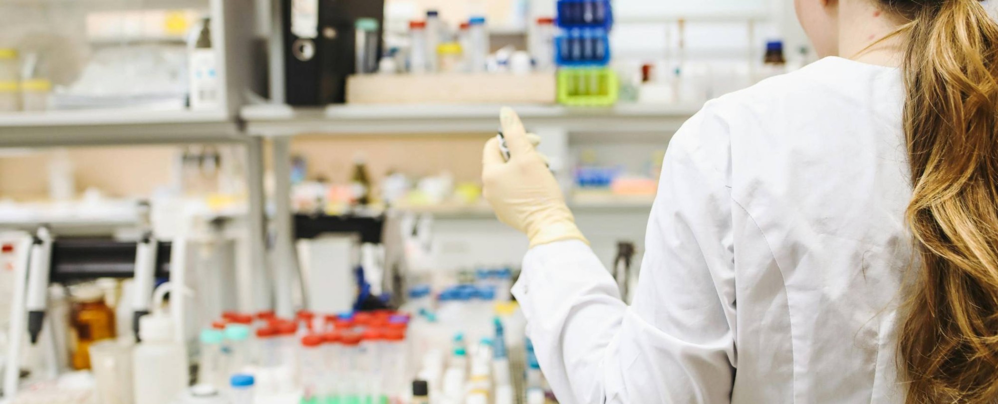 i2 cursisten DNA sequencing - NGS & TGS overleggen met docent bij een scherm.