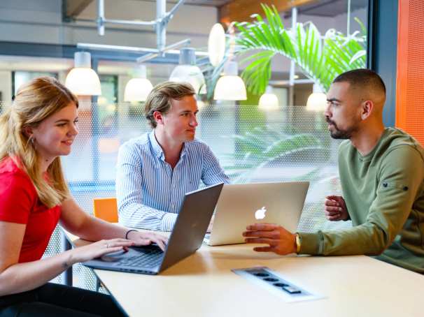 Facility Management, foto 8476, studenten samenwerken op laptop in zwevend hokje