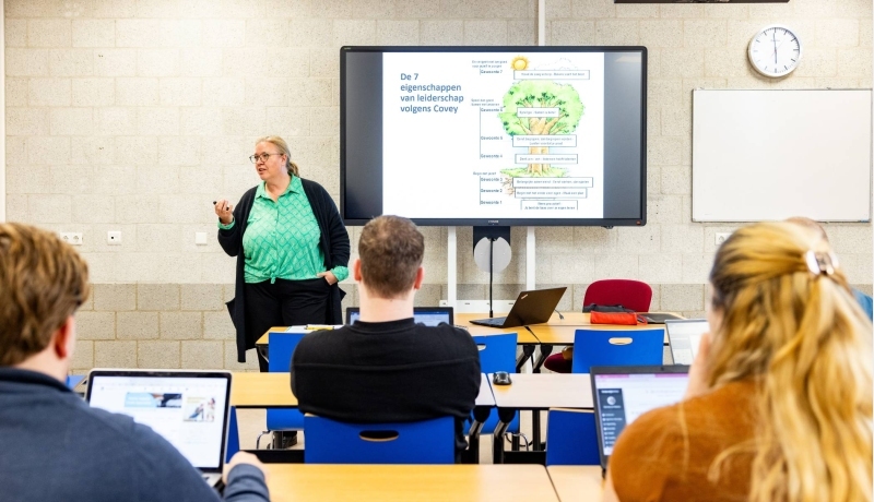 Studenten van Bedrijfskunde deeltijd in de klas luisteren naar een docent