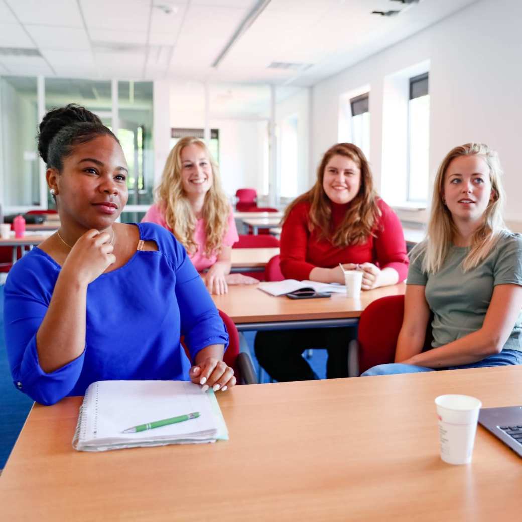 HBO masters studenten volgens samen een les in klas opstelling