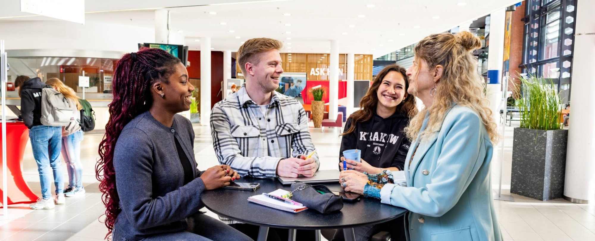 Marion Heijnen in gesprek met verschillende studenten t.b.v. Employer Branding campagne