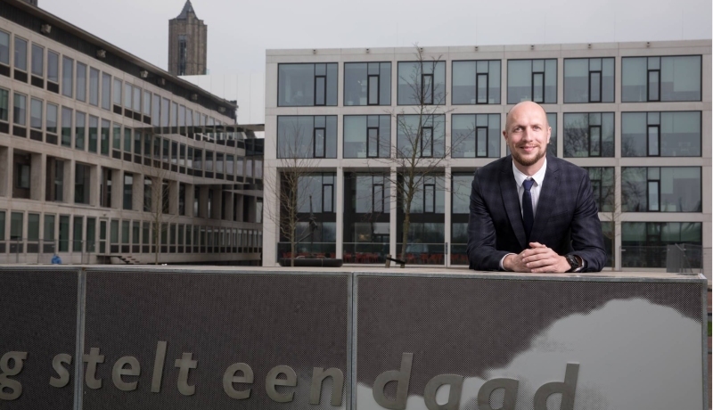 Mark Knuiman voor een geboud