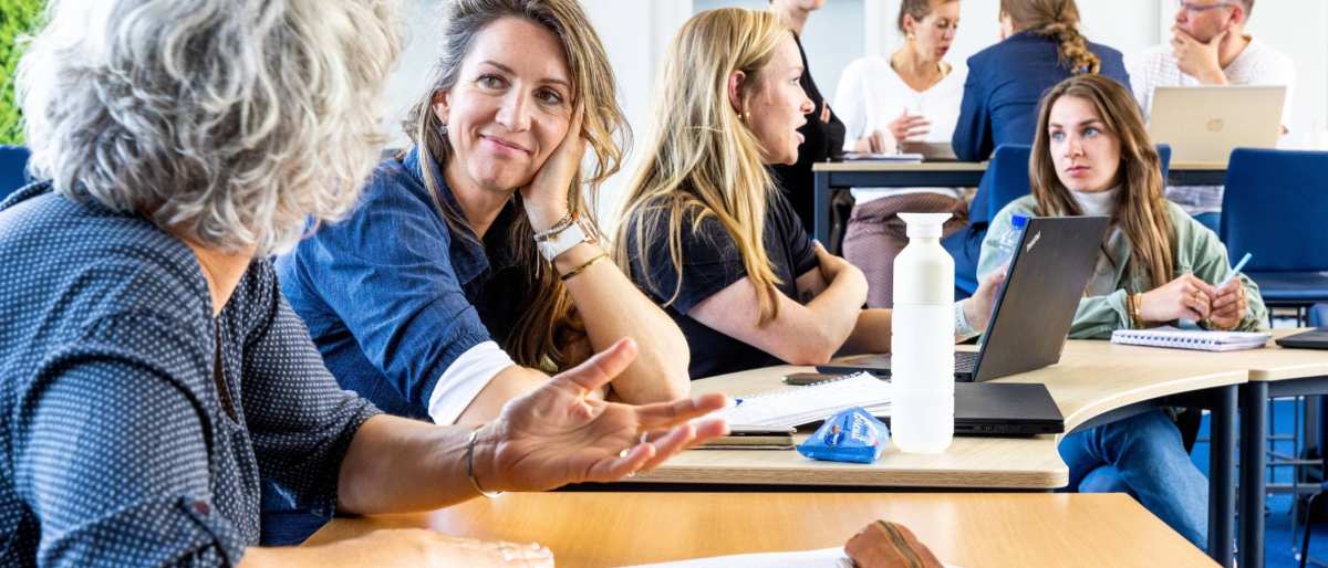 Studenten van de master pedagogiek volgen een les op de groenewoudseweg
