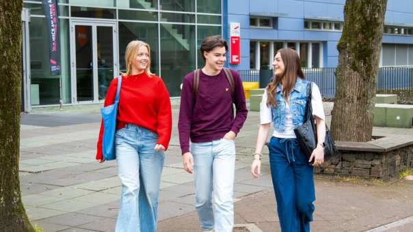 Studenten Facility Management lopen op de HAN campus in Nijmegen