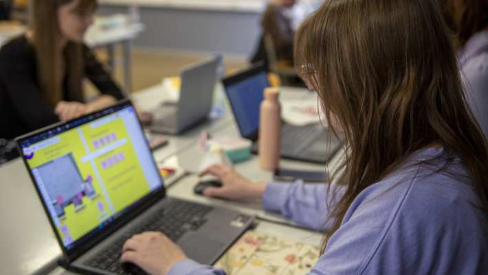 Studenten cmd werken aan prototypen tijdens werkplaats dag.