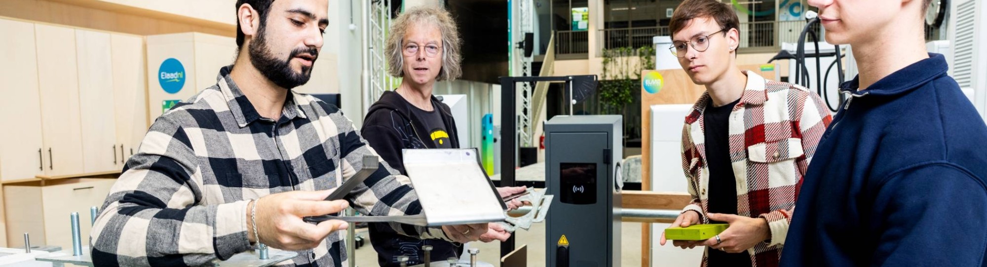 Studenten en docent Future (y)our Energy aan het werk op HAN Connectr