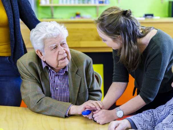 bijeenkomst wijkatelier lindenholt- man legt hand op hand student