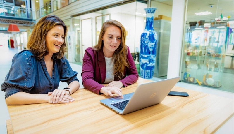 Bedrijfskunde deeltijd, studeren, samenwerken, laptop, hal, Ruitenberglaan 31, 2022