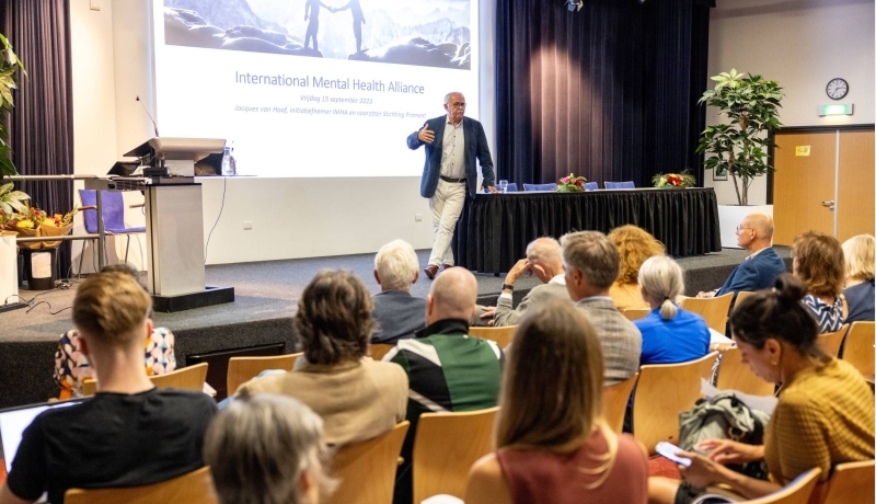 Sfeerfoto Jacques van Hoof tijdens het IMHA tekenmoment op 15 september 2023