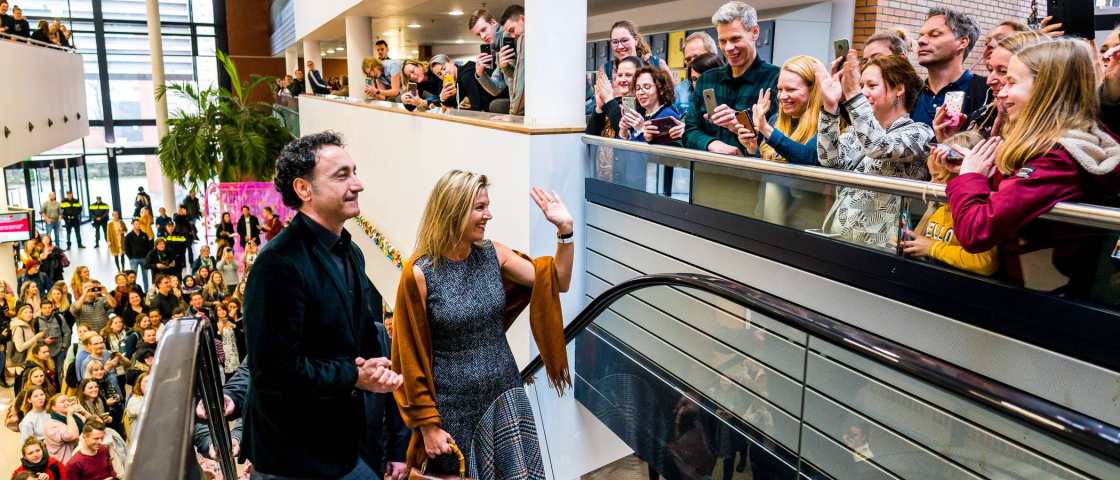 Maxima op de roltrap in het HAN-gebouw