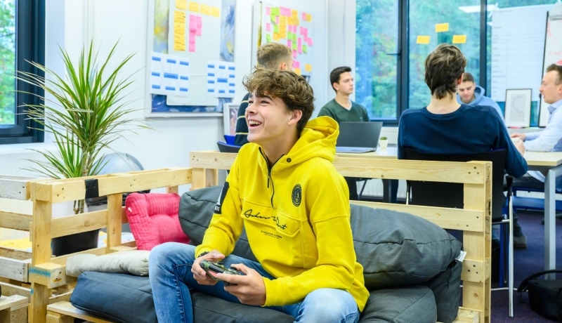 CE-Innovation_workspace_2021_MHF5713, jongen, gele trui, playstation, game