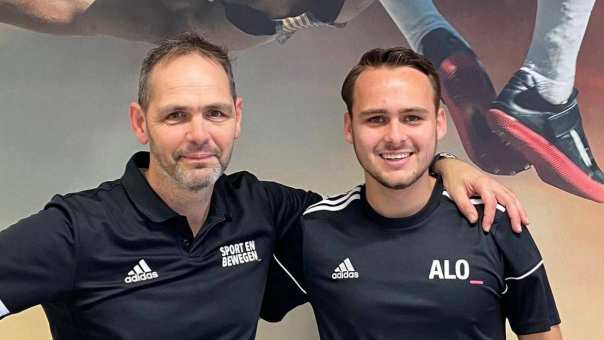 Zo vader zo zoon Robert en Thijs. Gearmd naast elkaar in zwart sport-shirt.
