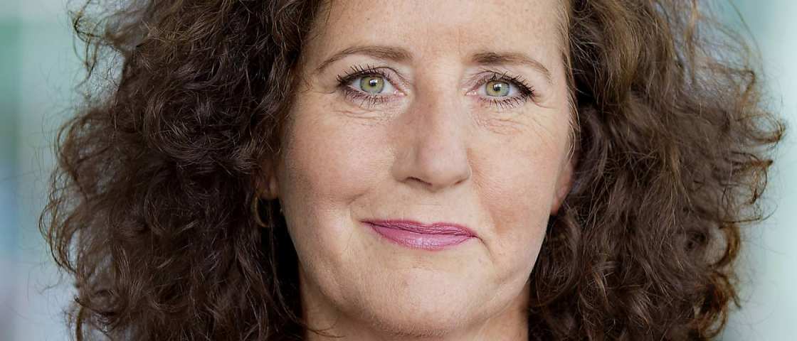 Een portret van minister Ingrid van Engelshoven.